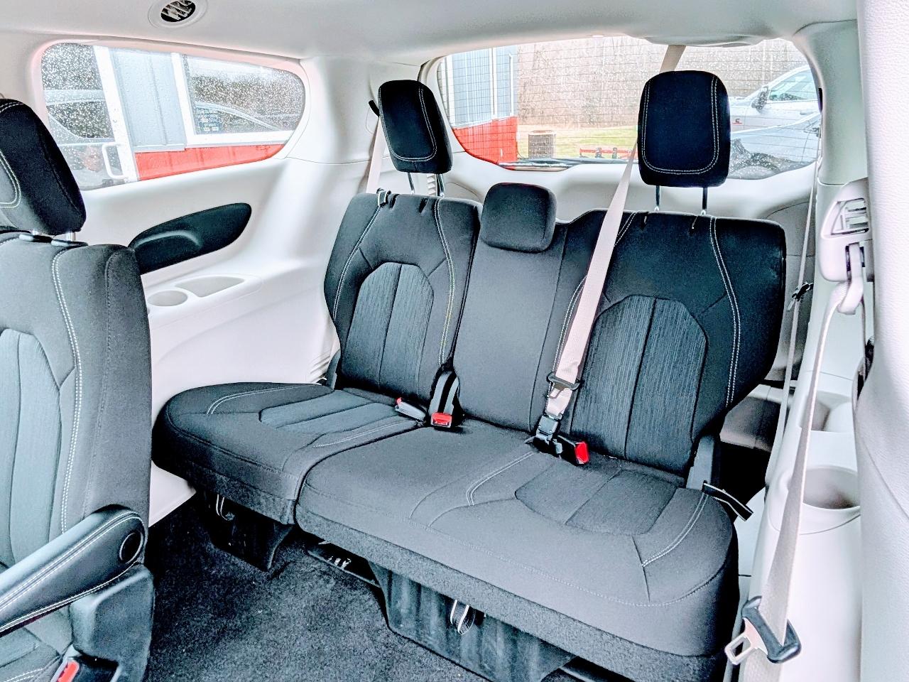 2022 Chrysler Voyager LX - Photo 16