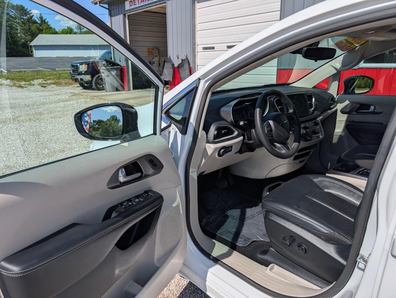 Chrysler Pacifica Touring L FWD 2024