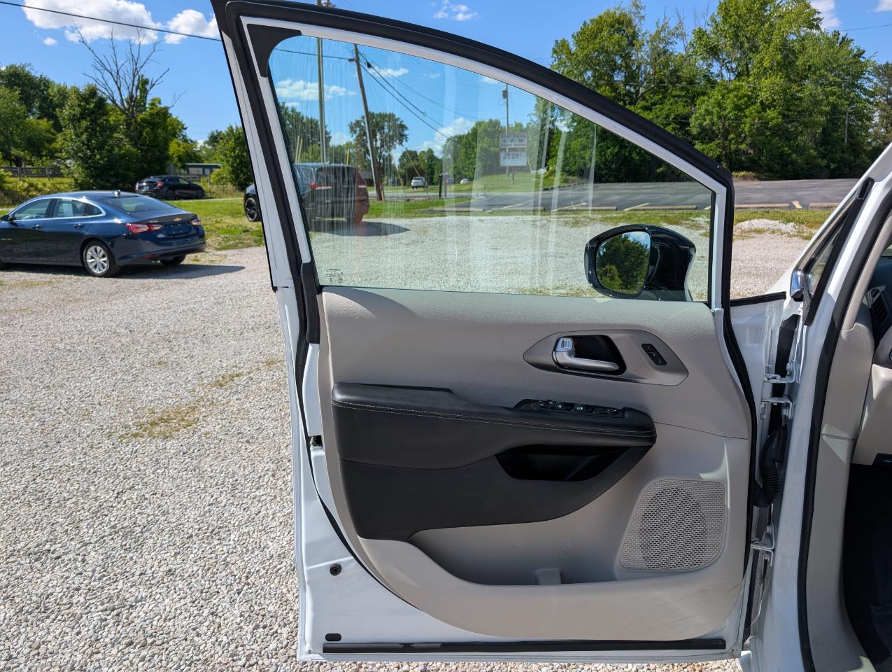Chrysler Pacifica Touring L FWD 2024