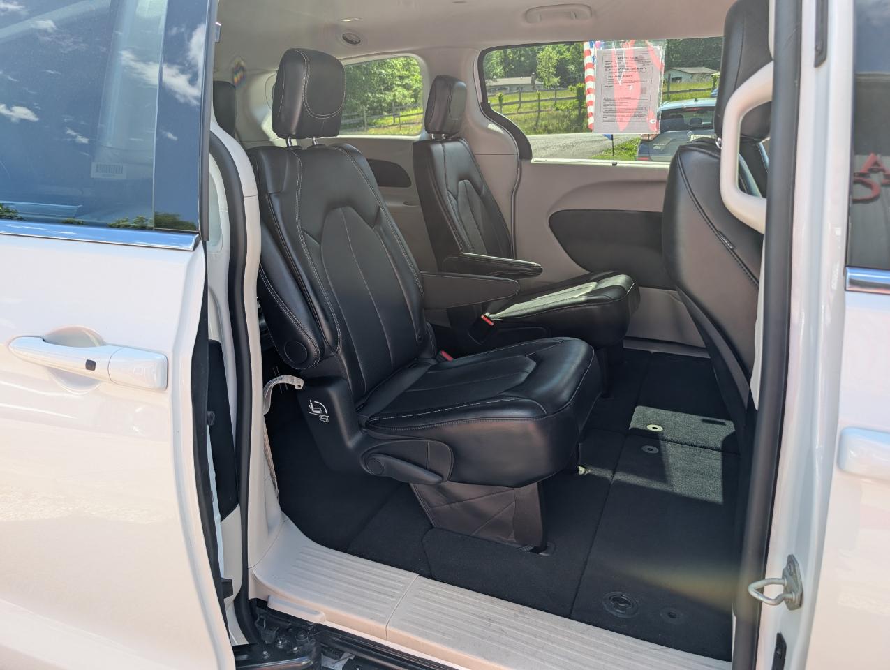 Chrysler Pacifica Touring L FWD 2024