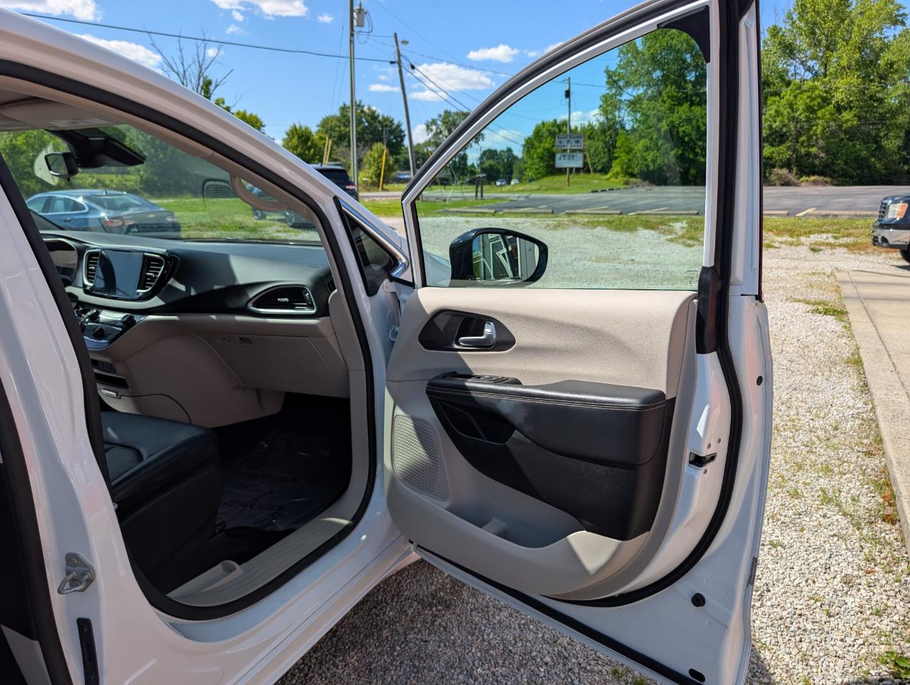 Chrysler Pacifica Touring L FWD 2024