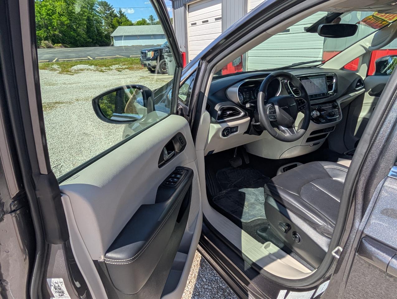 Chrysler Pacifica Touring L FWD 2023