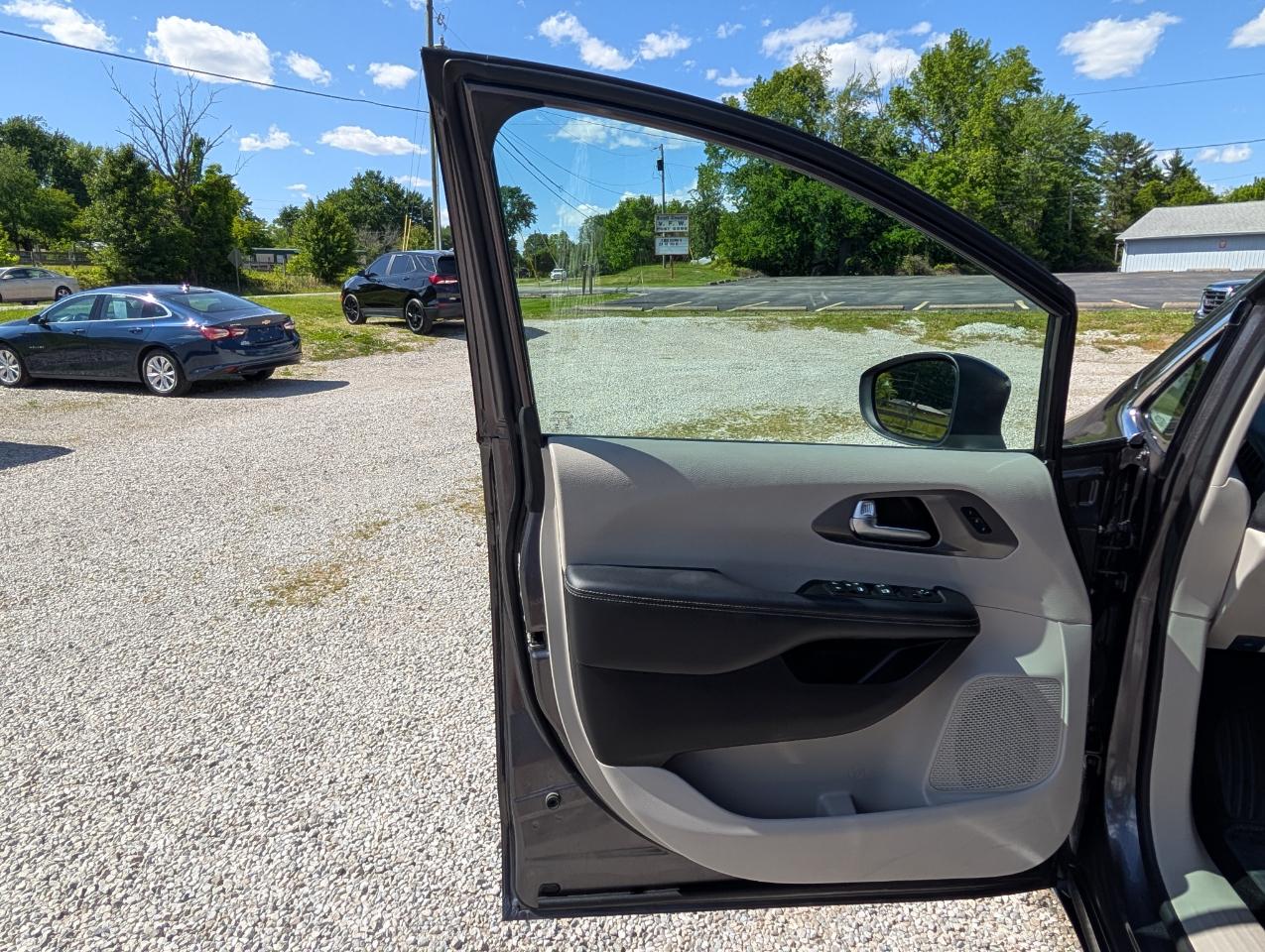Chrysler Pacifica Touring L FWD 2023