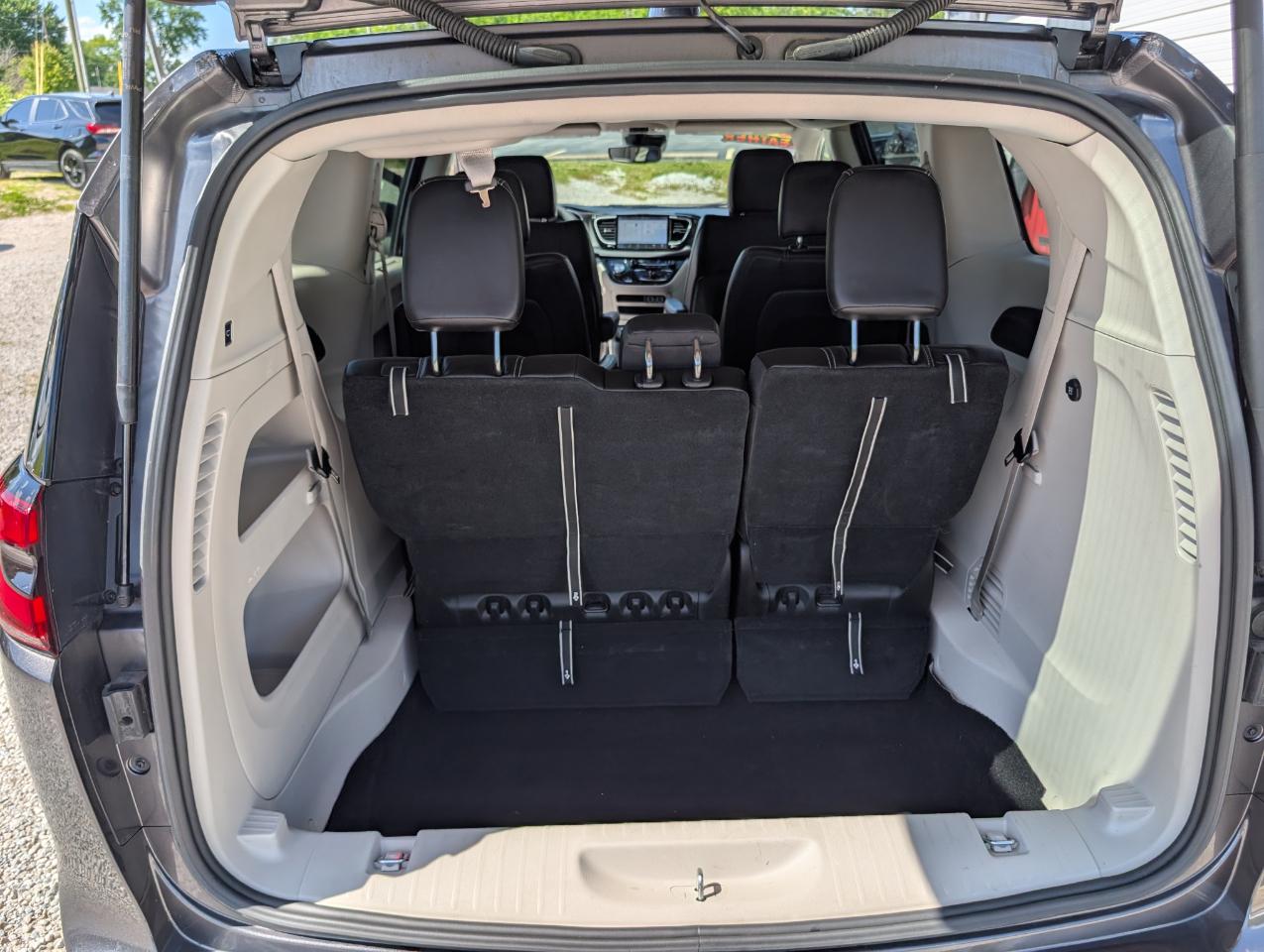 Chrysler Pacifica Touring L FWD 2023