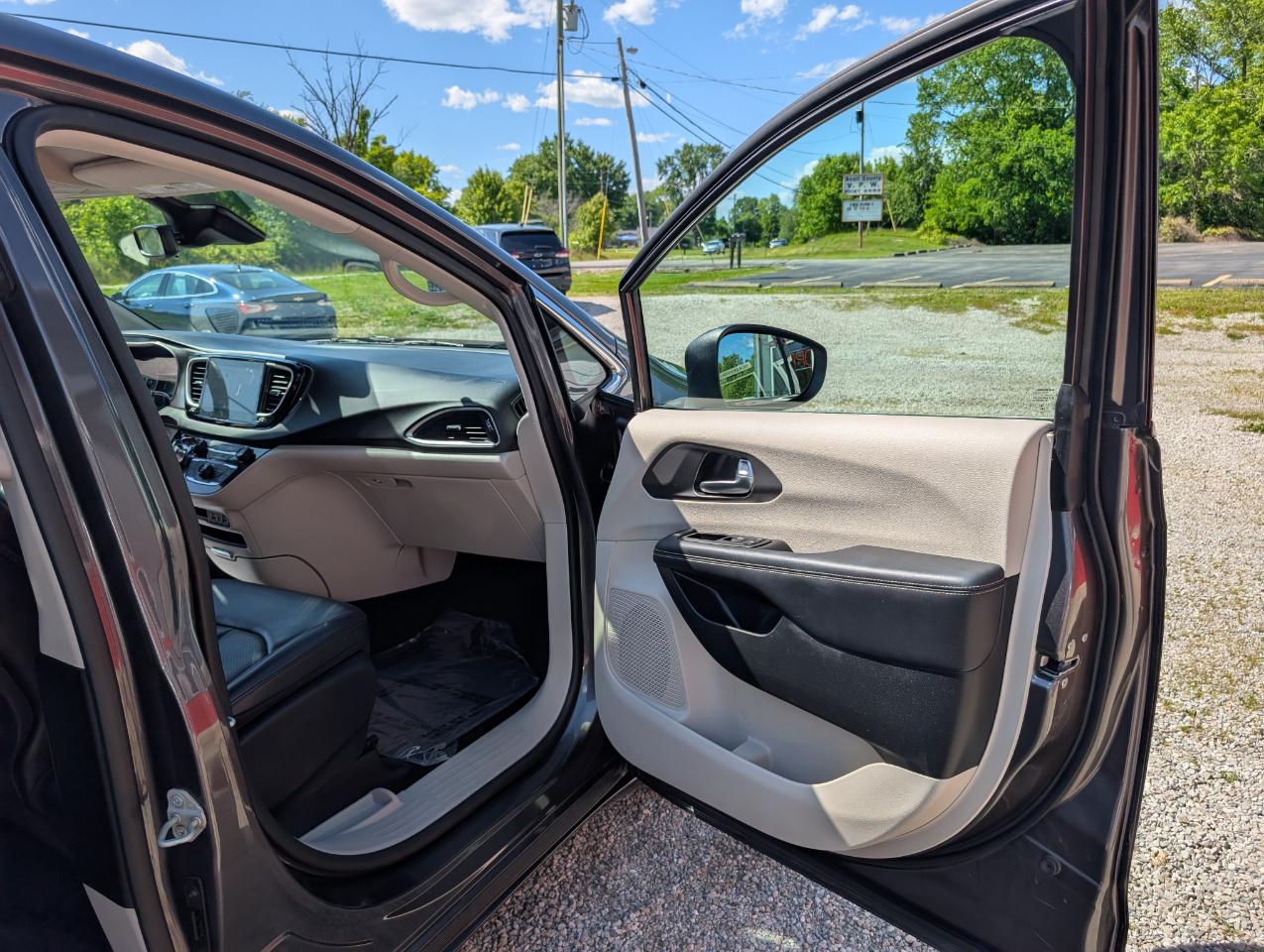 Chrysler Pacifica Touring L FWD 2023
