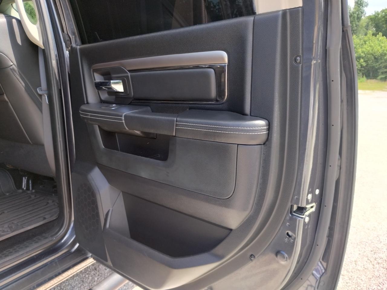 RAM 1500 4WD Crew Cab 140.5" Sport 2016