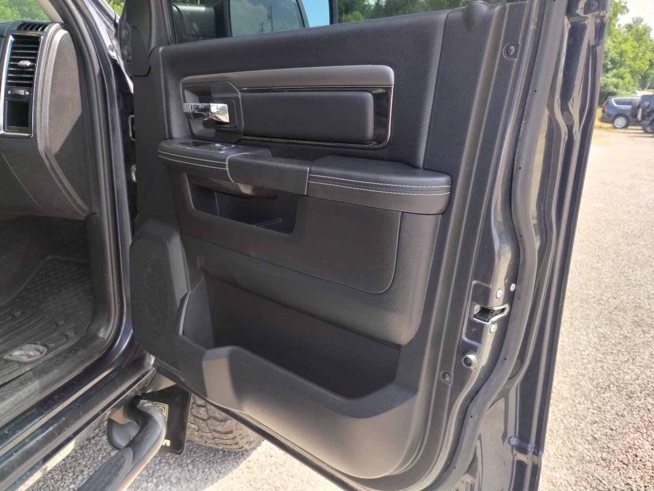 RAM 1500 4WD Crew Cab 140.5" Sport 2016