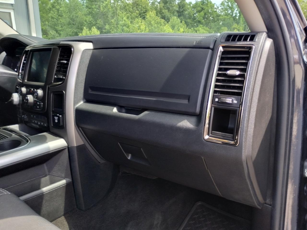 RAM 1500 4WD Crew Cab 140.5" Sport 2016