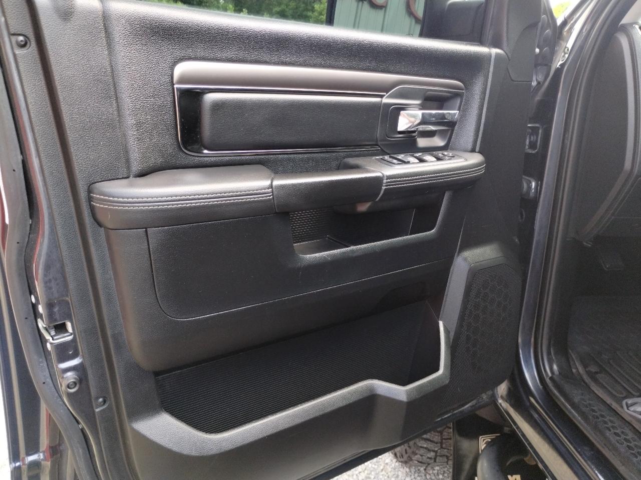 RAM 1500 4WD Crew Cab 140.5" Sport 2016