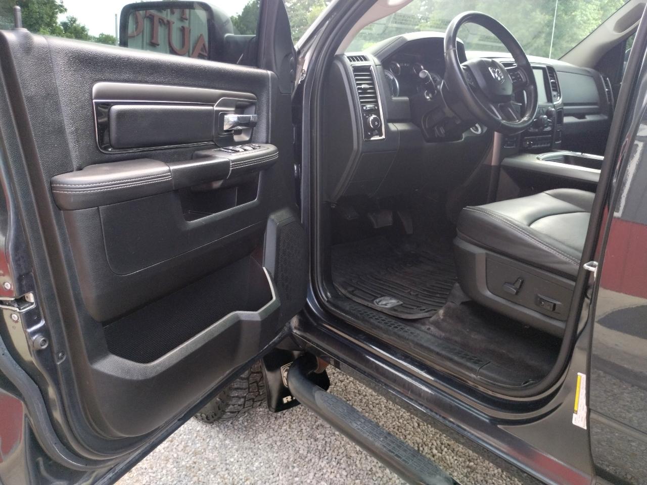 RAM 1500 4WD Crew Cab 140.5" Sport 2016