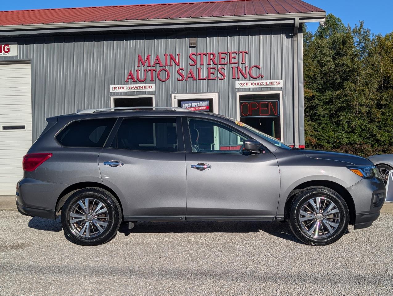Nissan Pathfinder photo 2