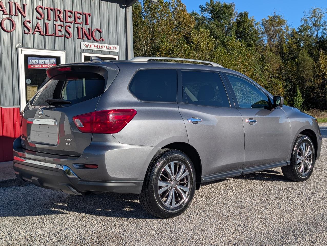 Nissan Pathfinder photo 3