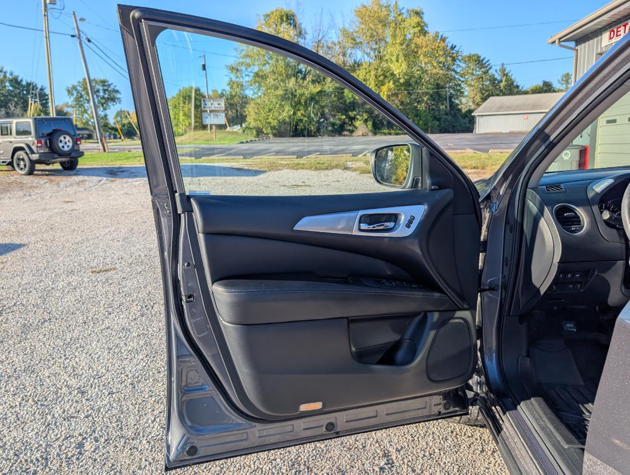 Nissan Pathfinder photo 14
