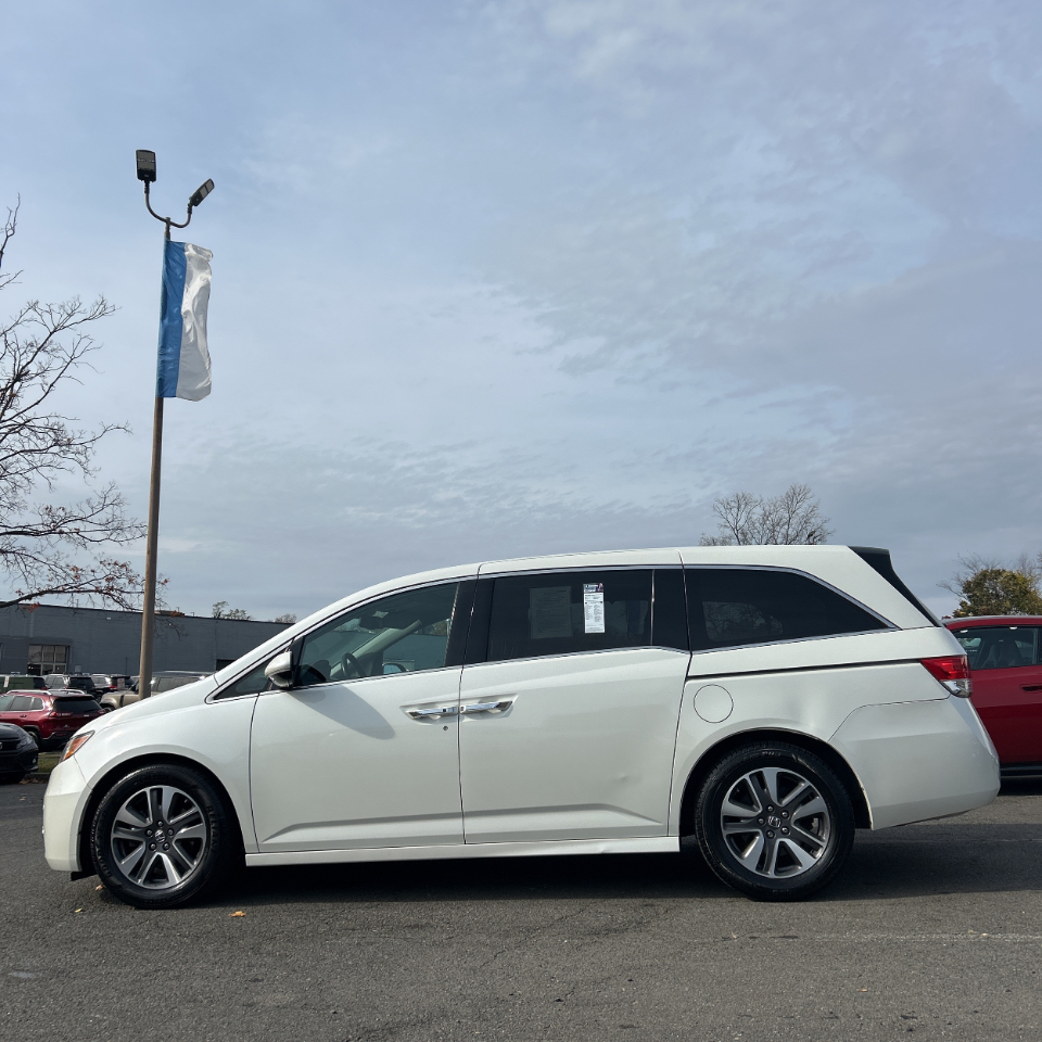 2016 Honda Odyssey Touring photo 2