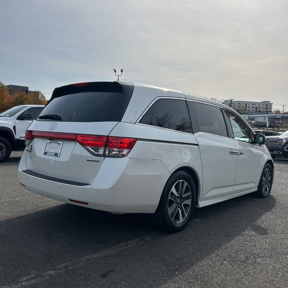 2016 Honda Odyssey Touring photo 3
