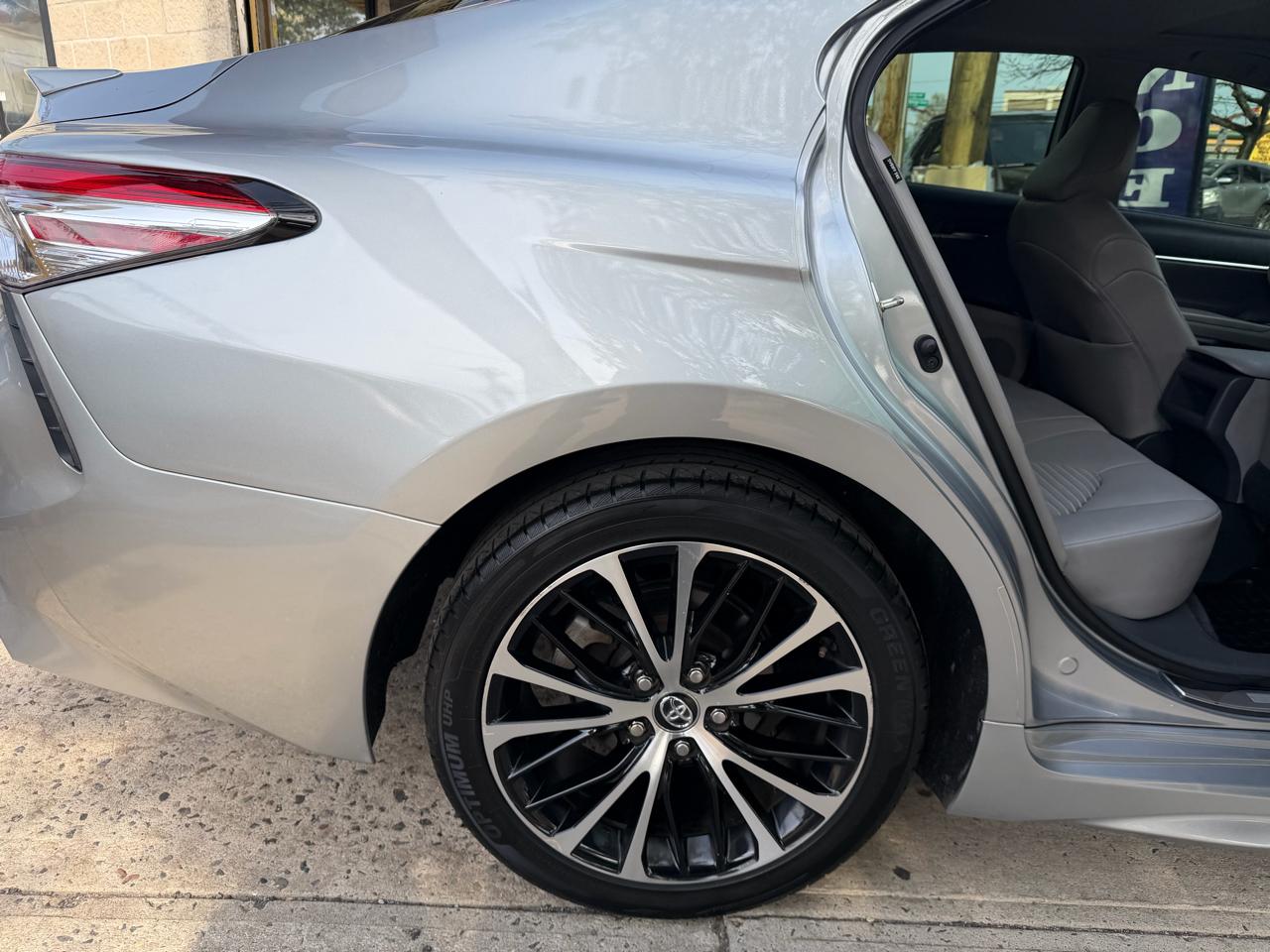 Toyota Camry SE 2020