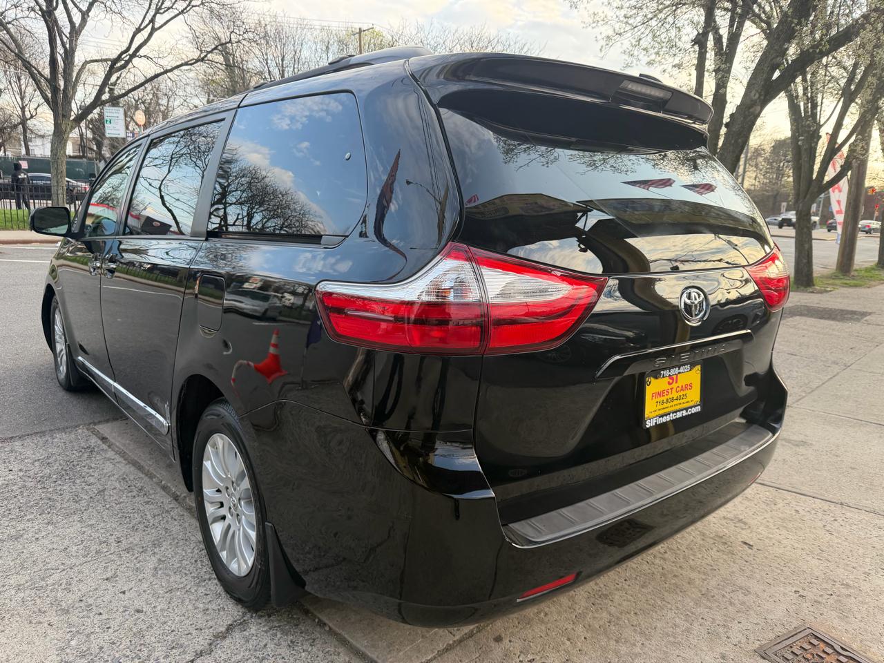 Toyota Sienna 5dr 7-Pass Van XLE FWD (Natl) 2017