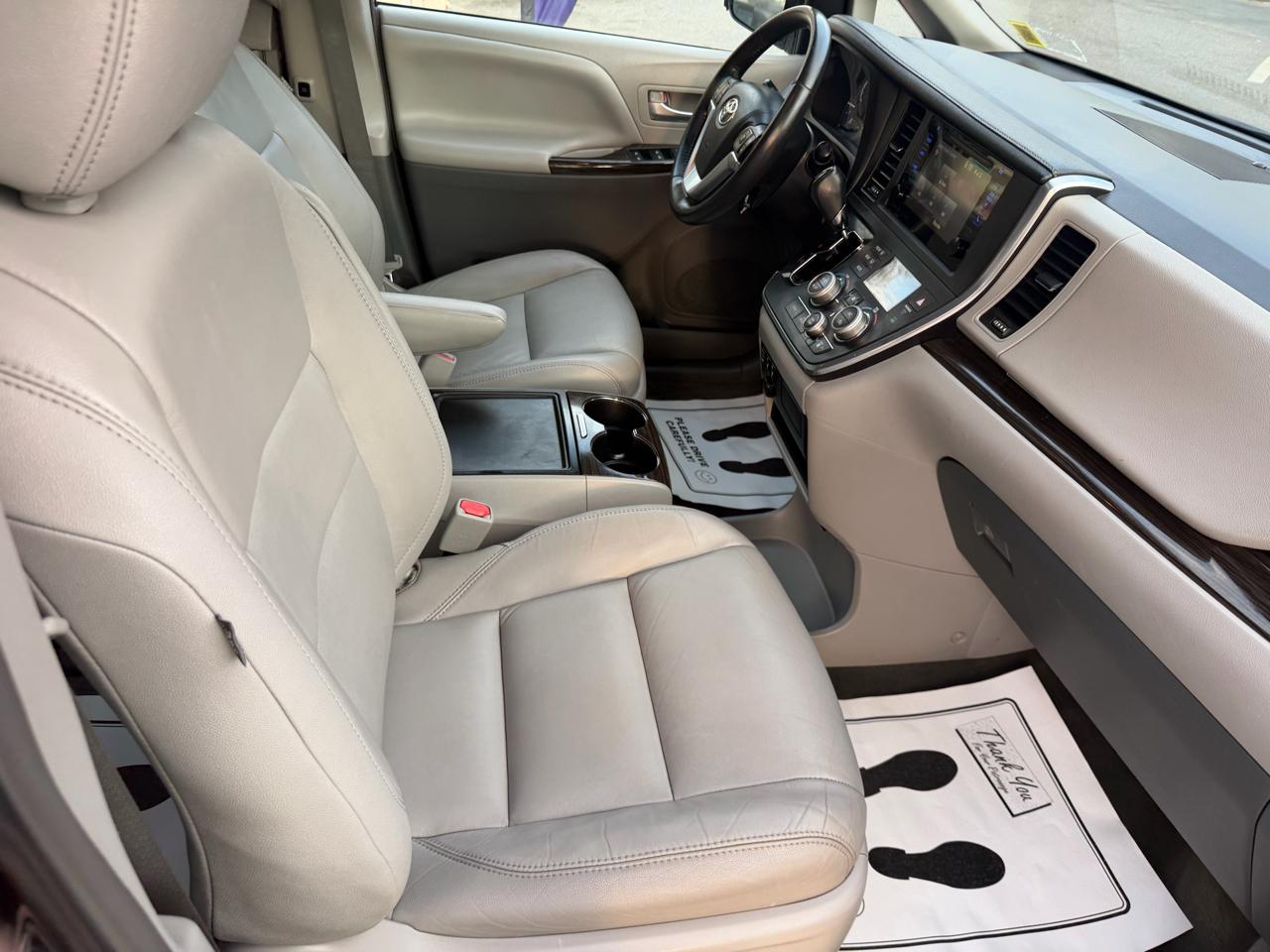 Toyota Sienna 5dr 7-Pass Van XLE FWD (Natl) 2017