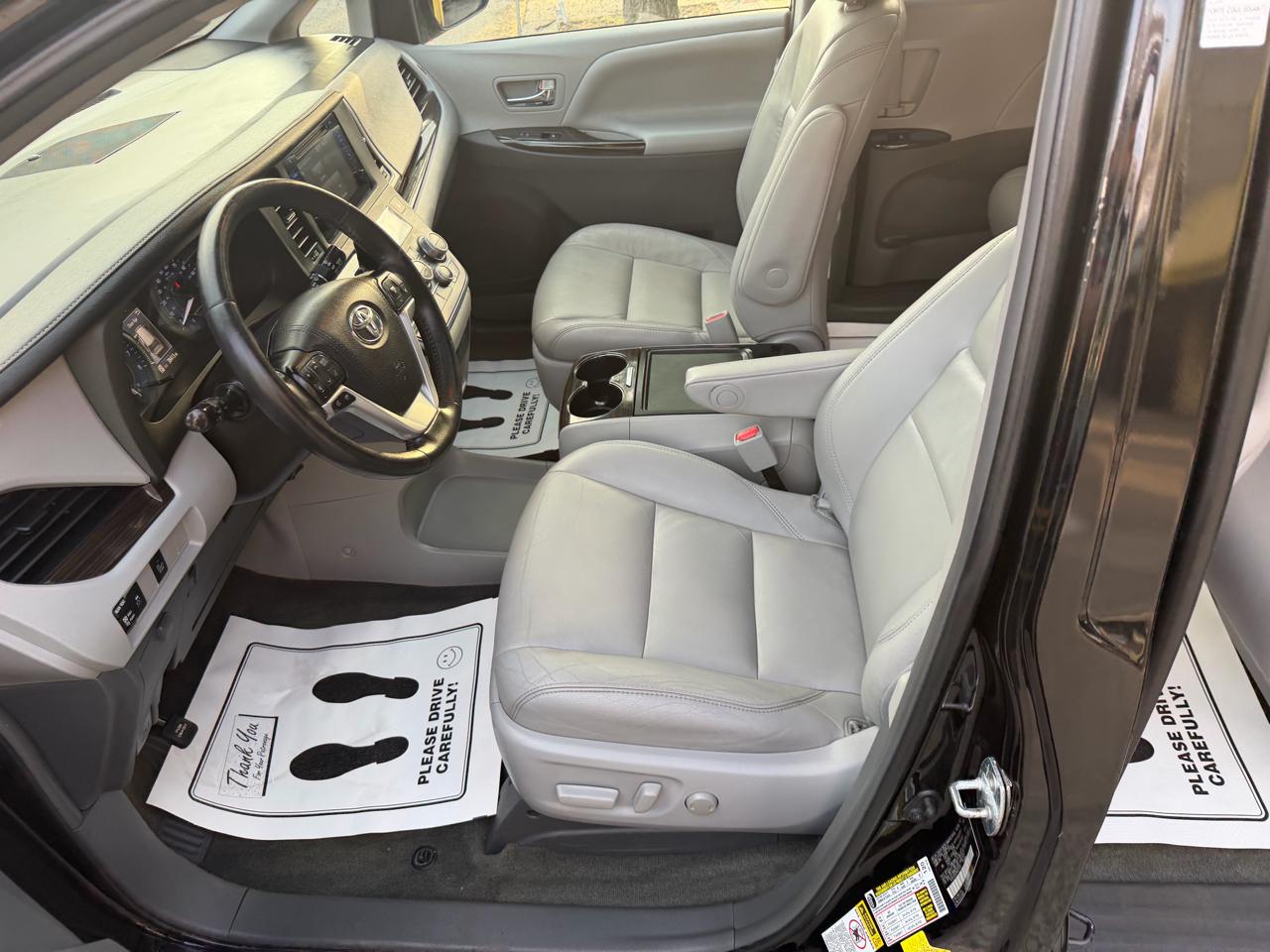 Toyota Sienna 5dr 7-Pass Van XLE FWD (Natl) 2017