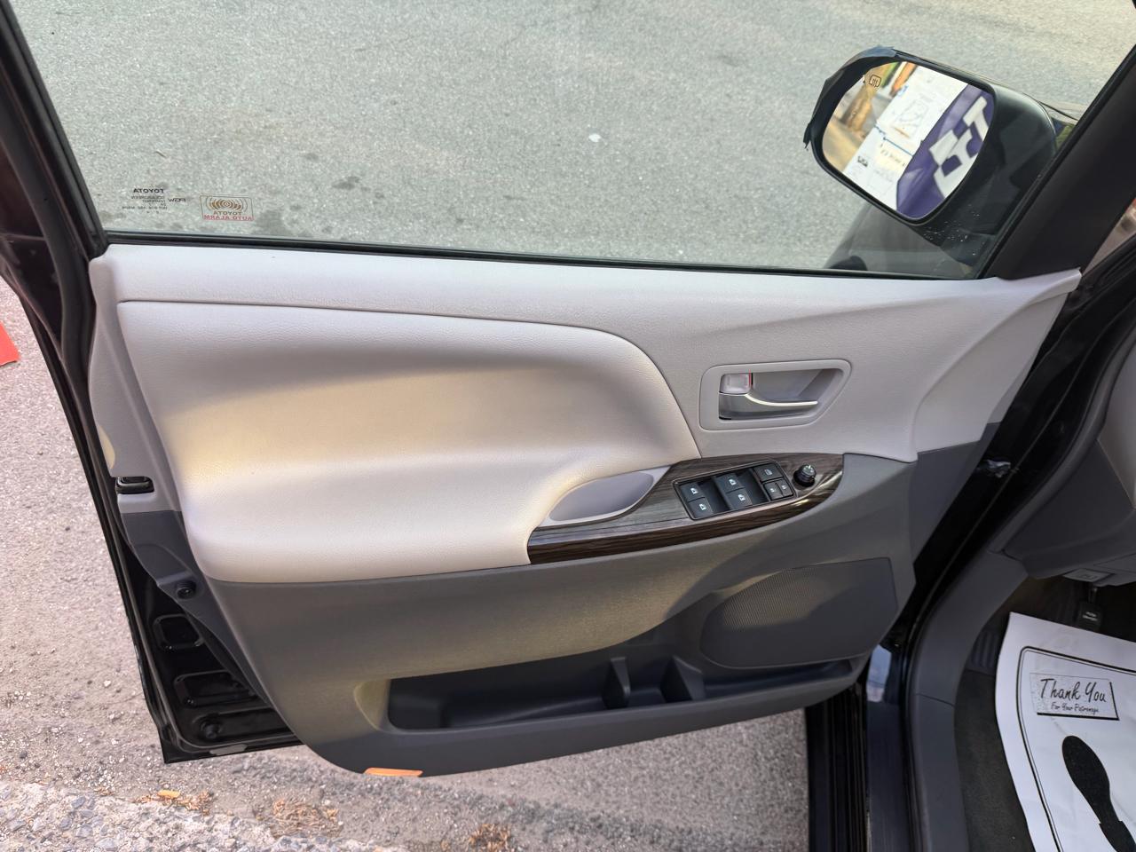 Toyota Sienna 5dr 7-Pass Van XLE FWD (Natl) 2017