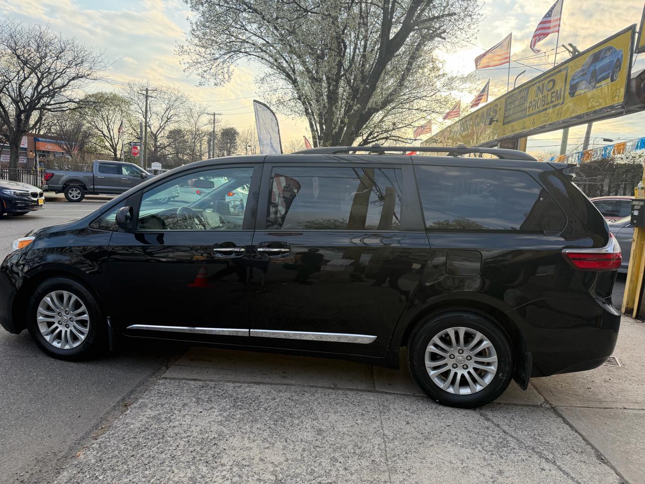Toyota Sienna 5dr 7-Pass Van XLE FWD (Natl) 2017