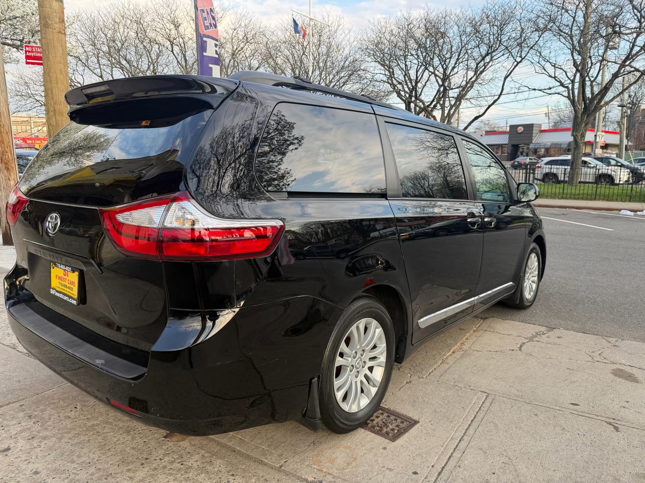 Toyota Sienna 5dr 7-Pass Van XLE FWD (Natl) 2017