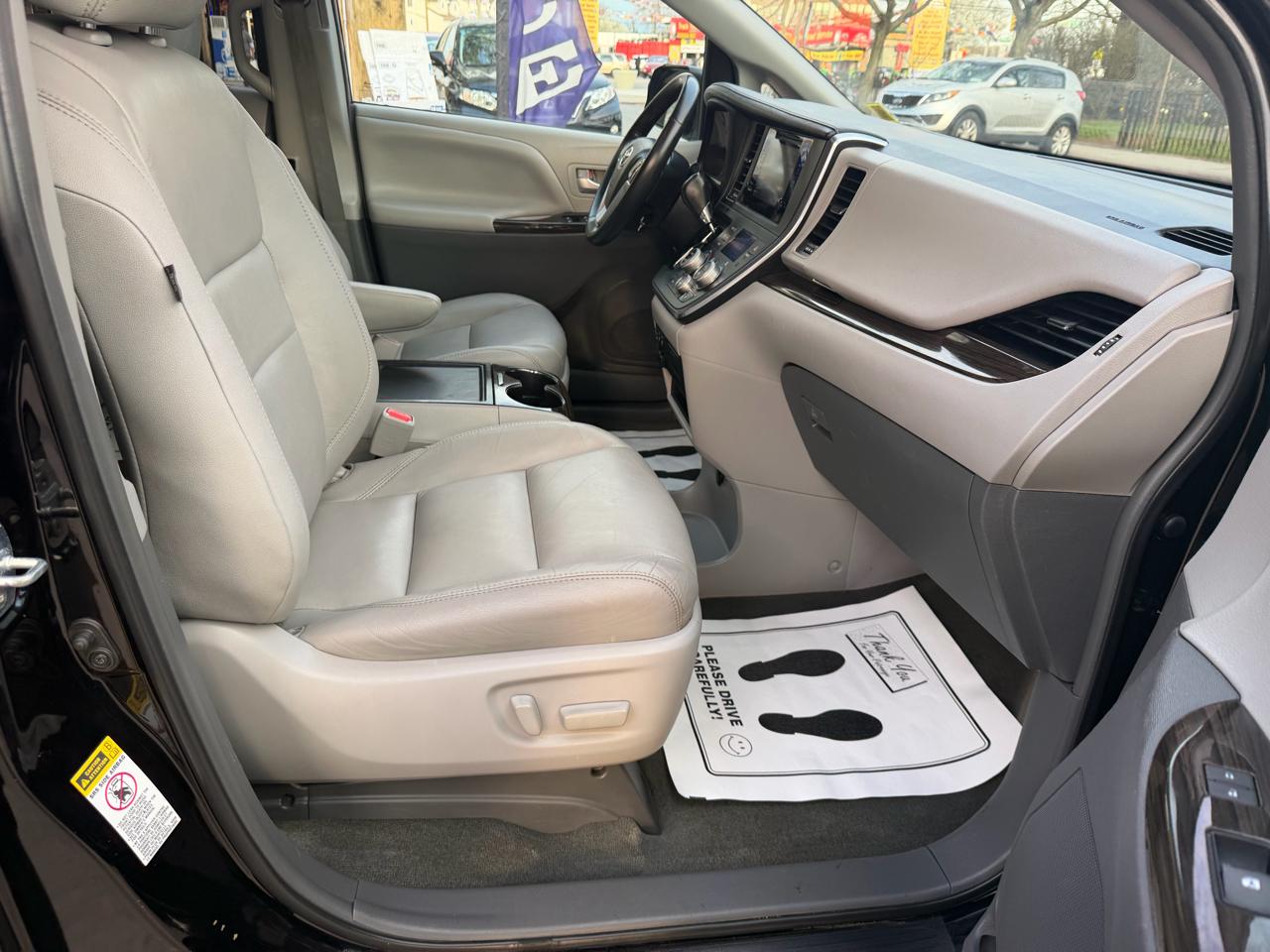 Toyota Sienna 5dr 7-Pass Van XLE FWD (Natl) 2017