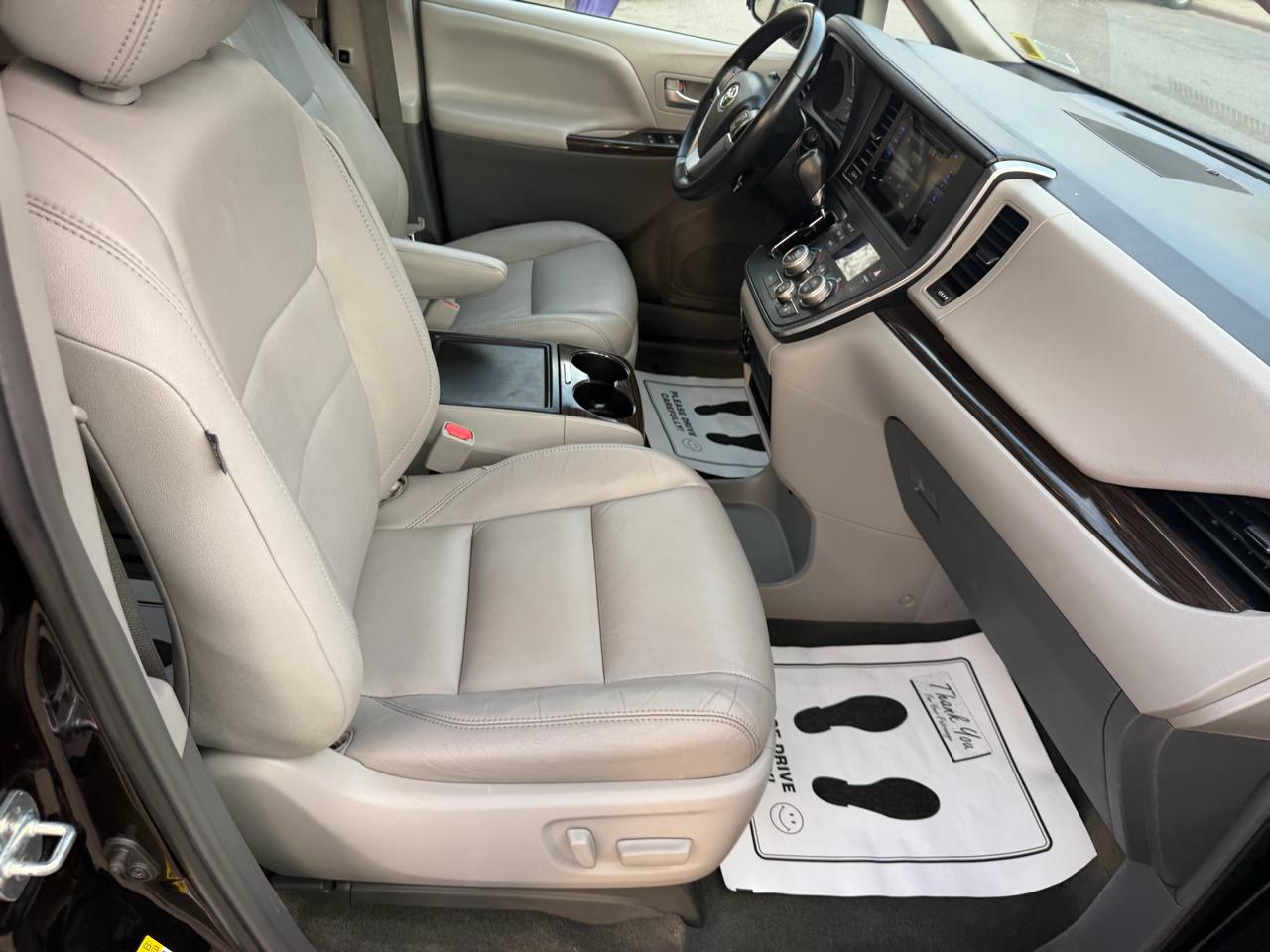 Toyota Sienna 5dr 7-Pass Van XLE FWD (Natl) 2017