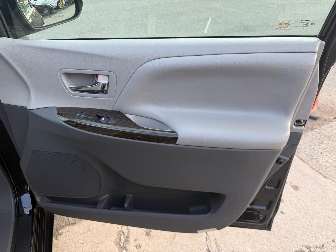 Toyota Sienna 5dr 7-Pass Van XLE FWD (Natl) 2017