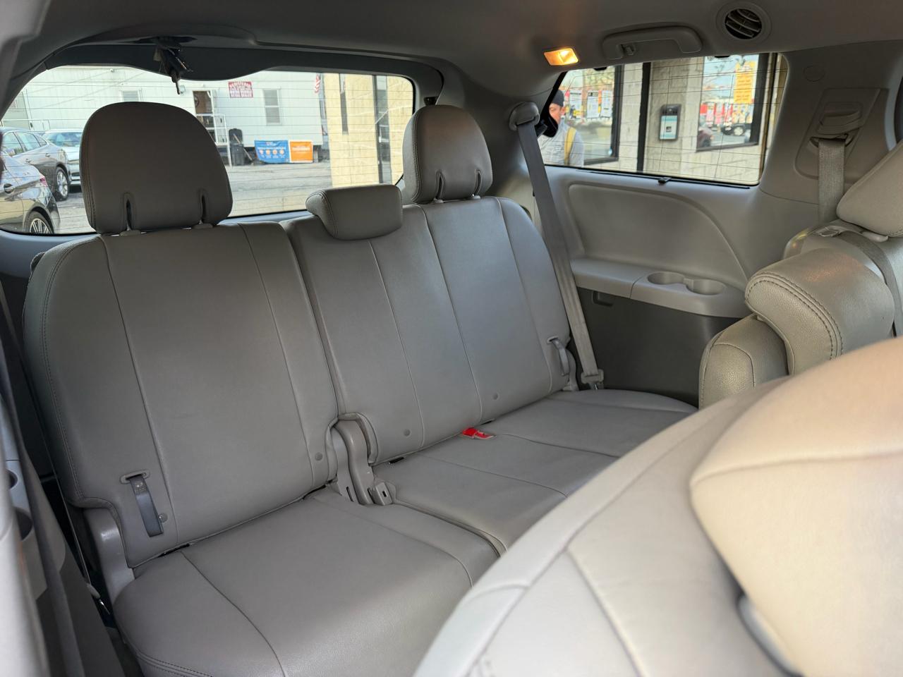 Toyota Sienna 5dr 7-Pass Van XLE FWD (Natl) 2017