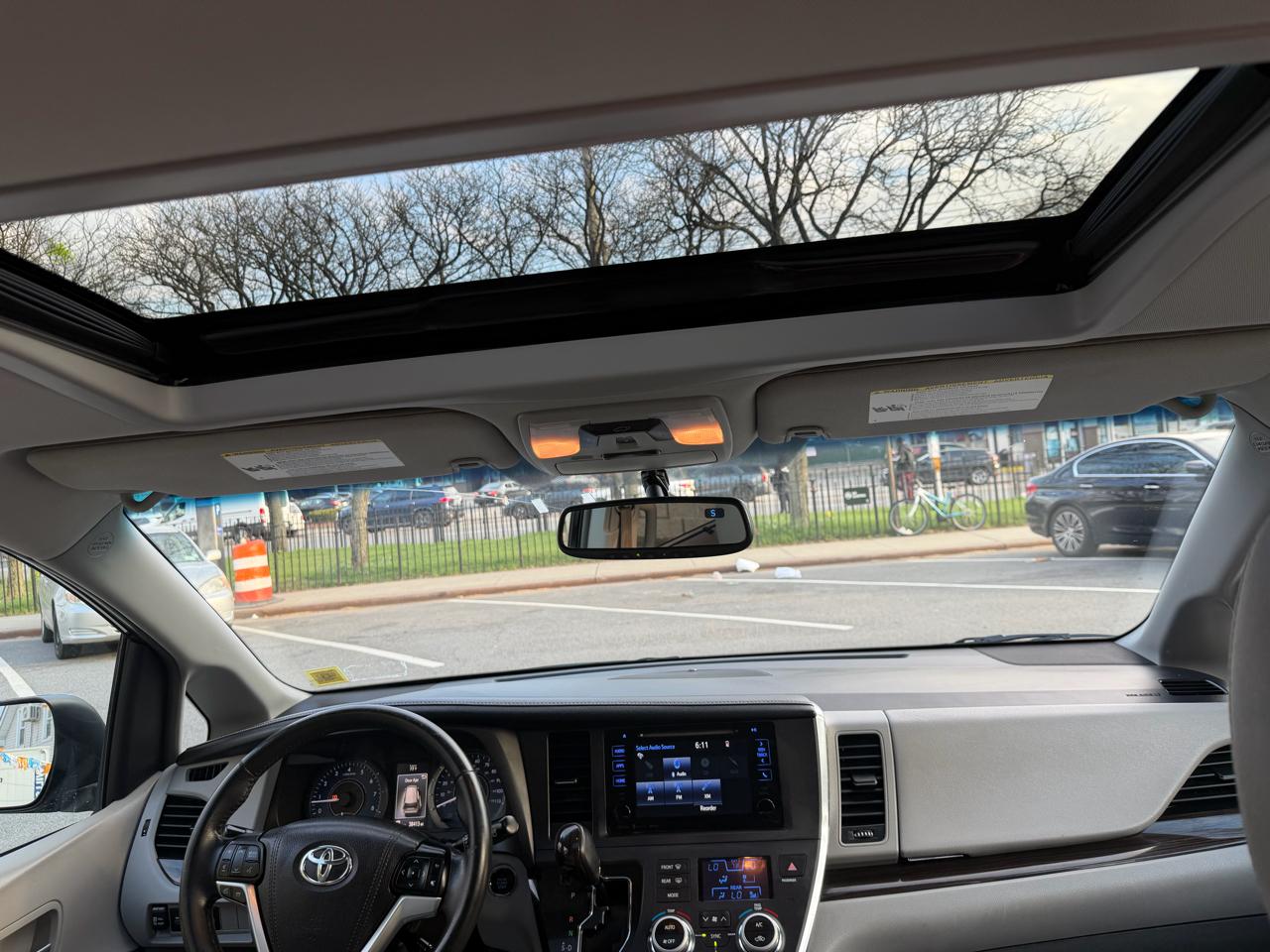 Toyota Sienna 5dr 7-Pass Van XLE FWD (Natl) 2017