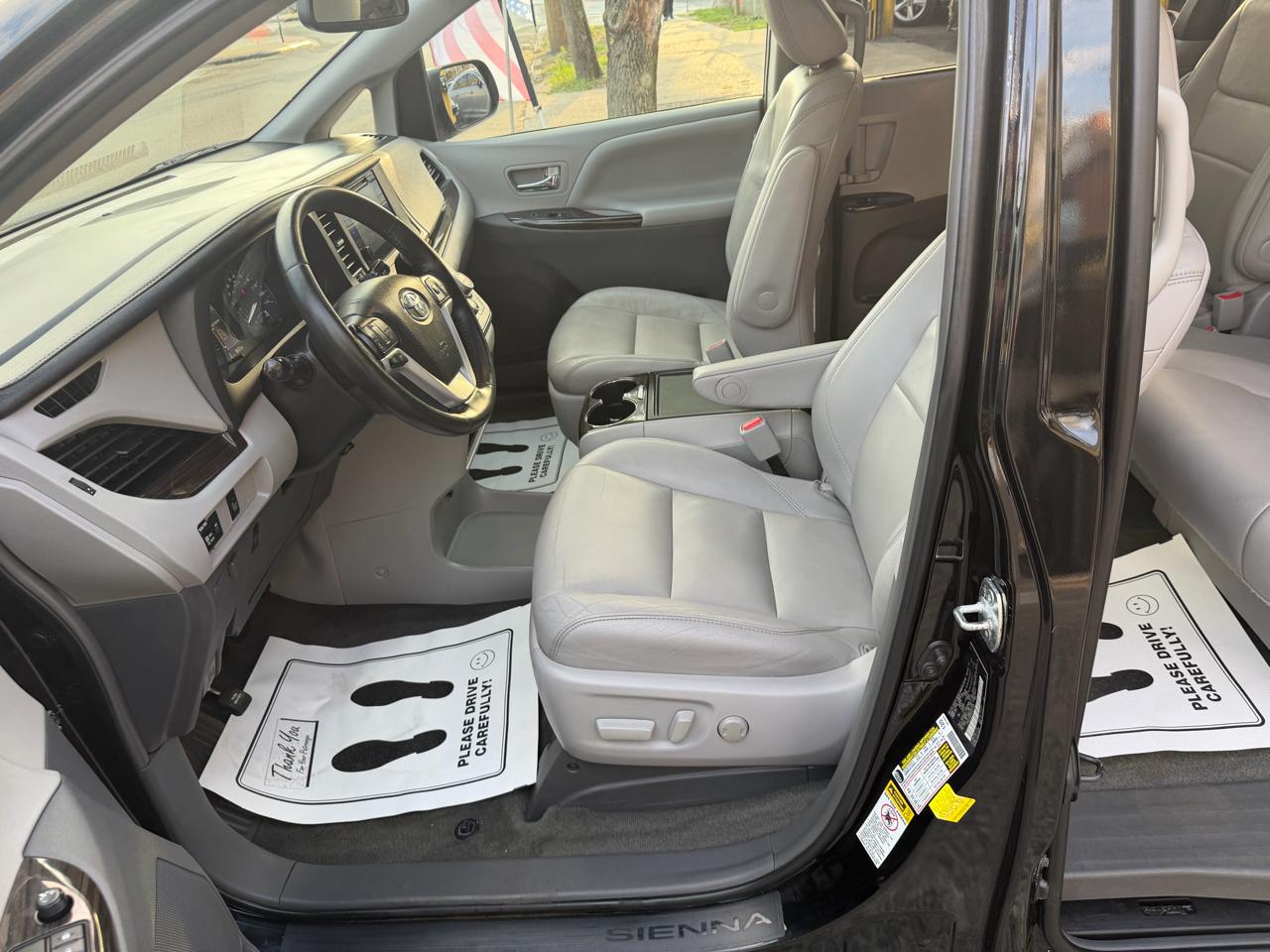 Toyota Sienna 5dr 7-Pass Van XLE FWD (Natl) 2017