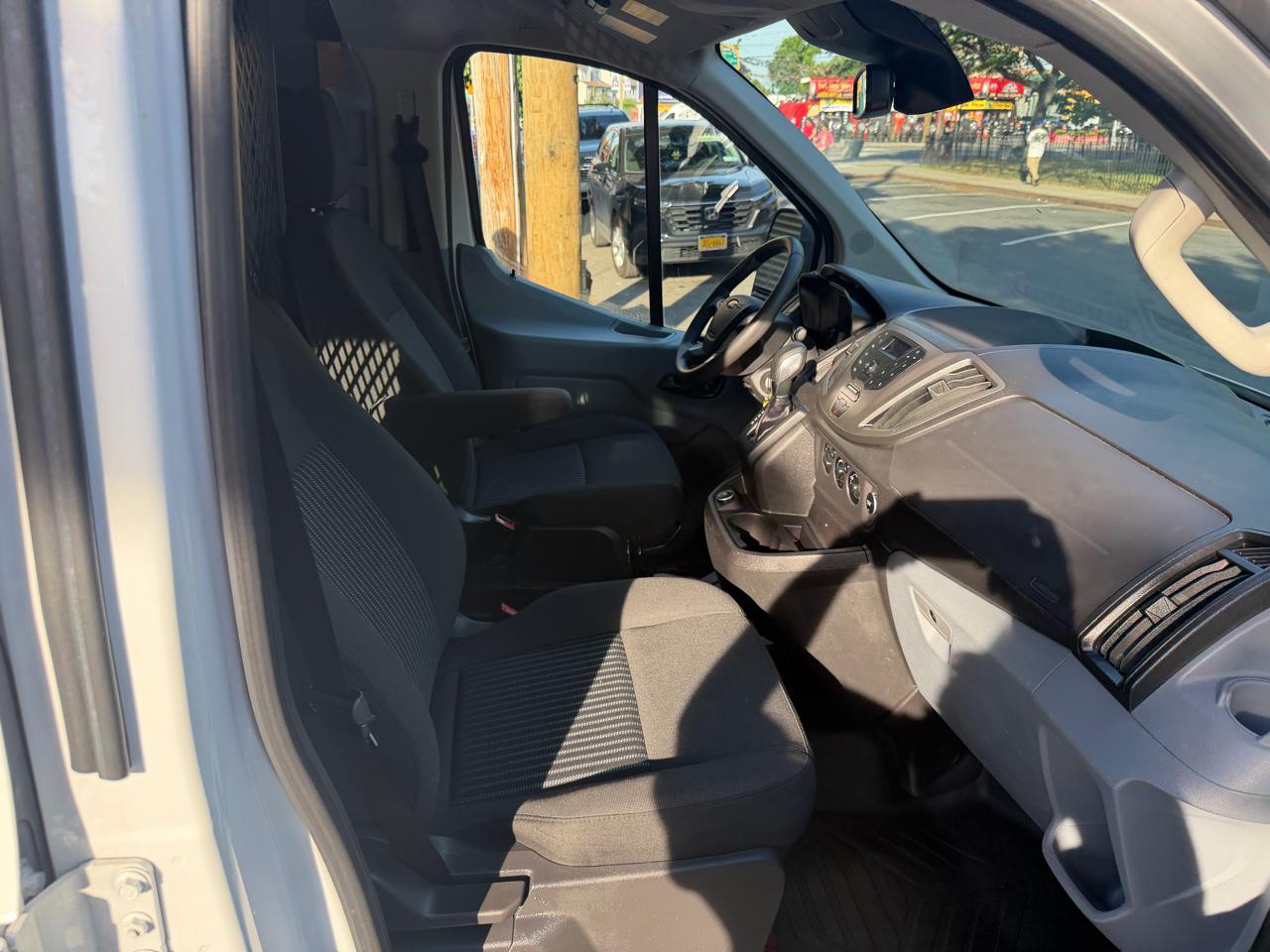 Ford Transit 250 Van Low Roof 60/40 Pass.130-in. WB 2018