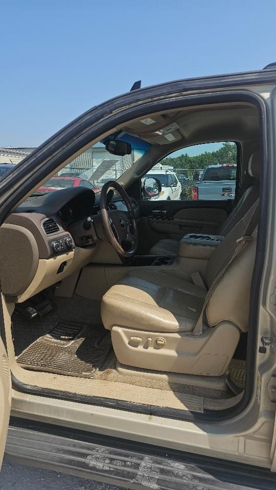Chevrolet Suburban  2012