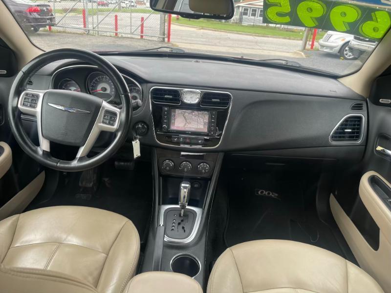 Chrysler 200  2011
