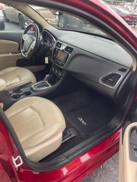 Chrysler 200  2011