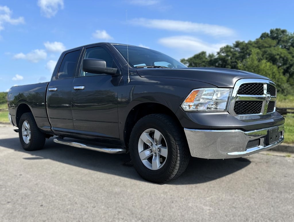 2017 Ram 1500 SLT photo 4