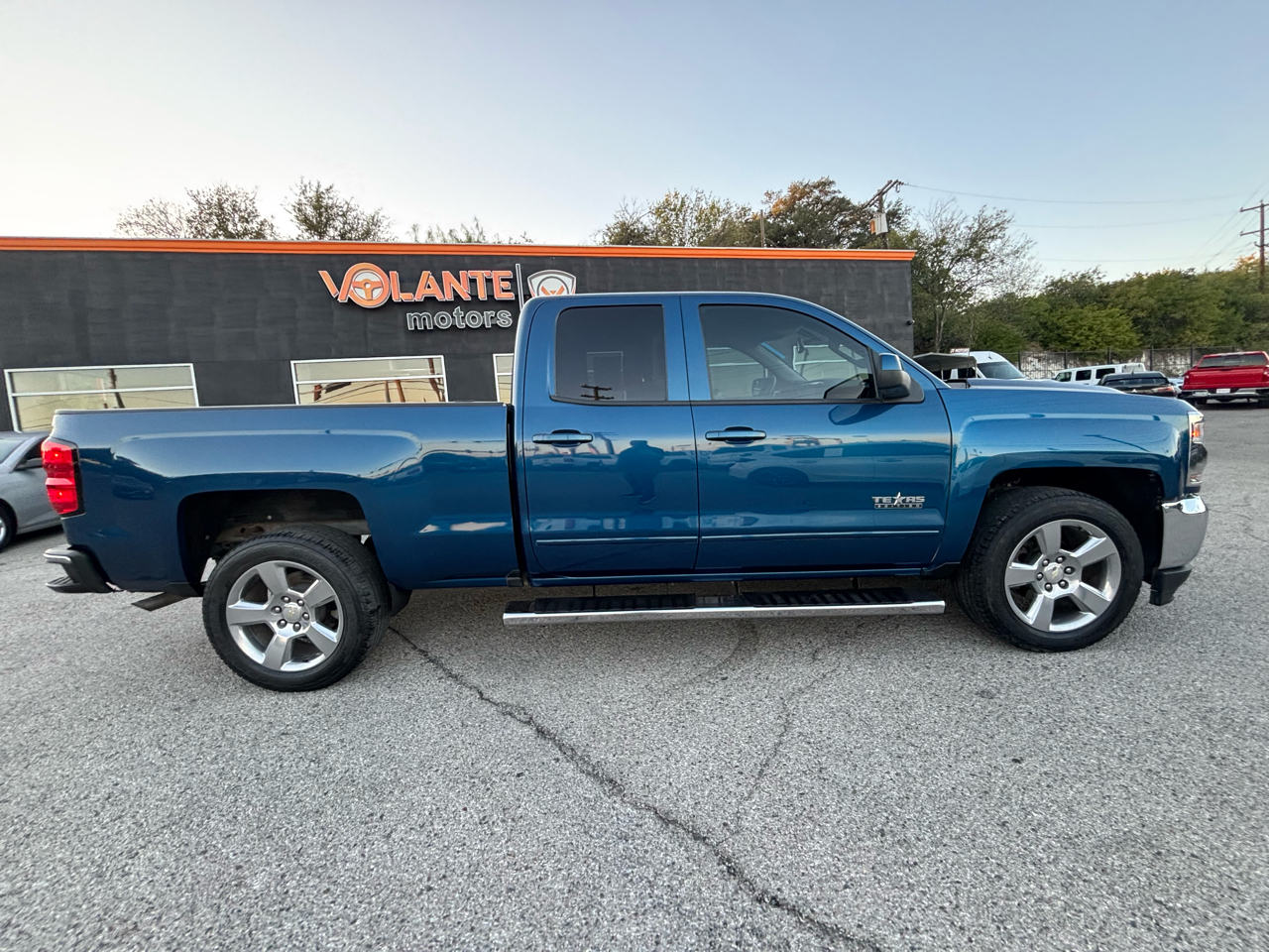 2018 Chevrolet Silverado 1500 LT photo 2