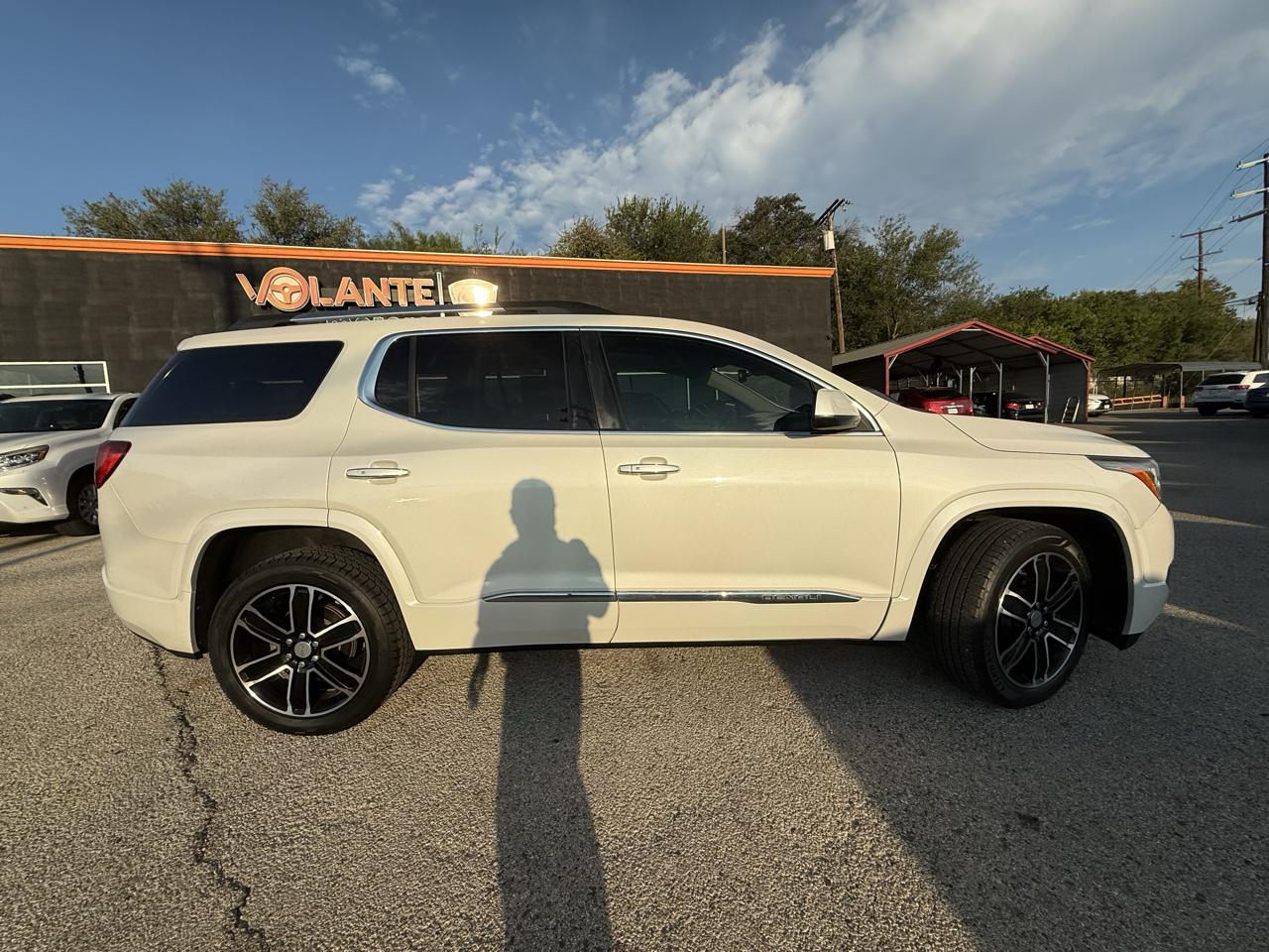 GMC Acadia photo 2