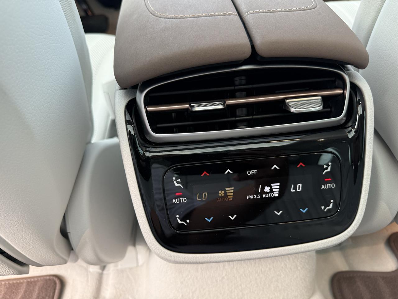 Mercedes-Benz EQS-Class Sedan photo 17