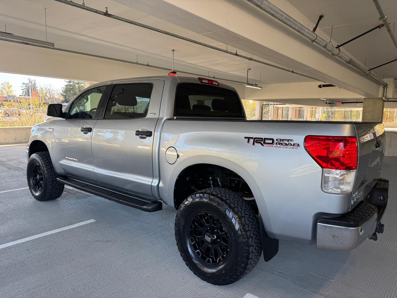 Toyota Tundra Tundra-Grade CrewMax 5.7L 4WD 2010
