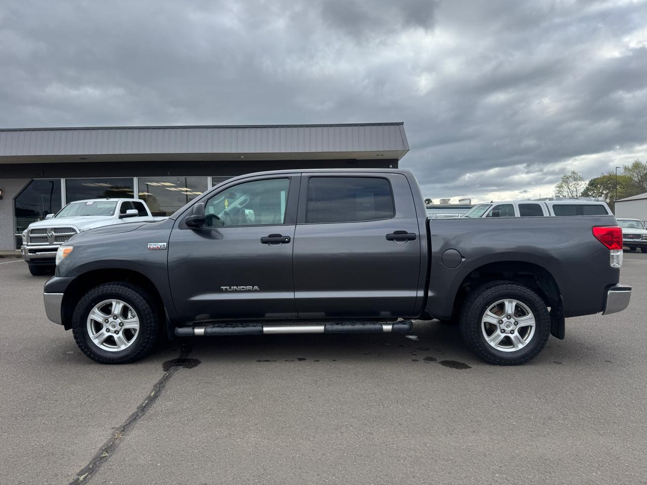 Toyota Tundra 4WD CrewMax 145.7" 5.7L SR5 (Natl) 2011