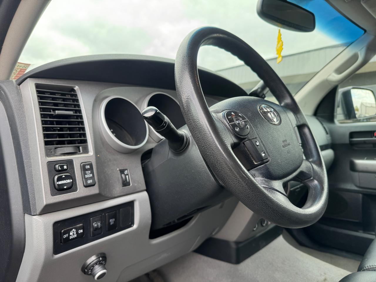 Toyota Tundra 4WD CrewMax 145.7" 5.7L SR5 (Natl) 2011