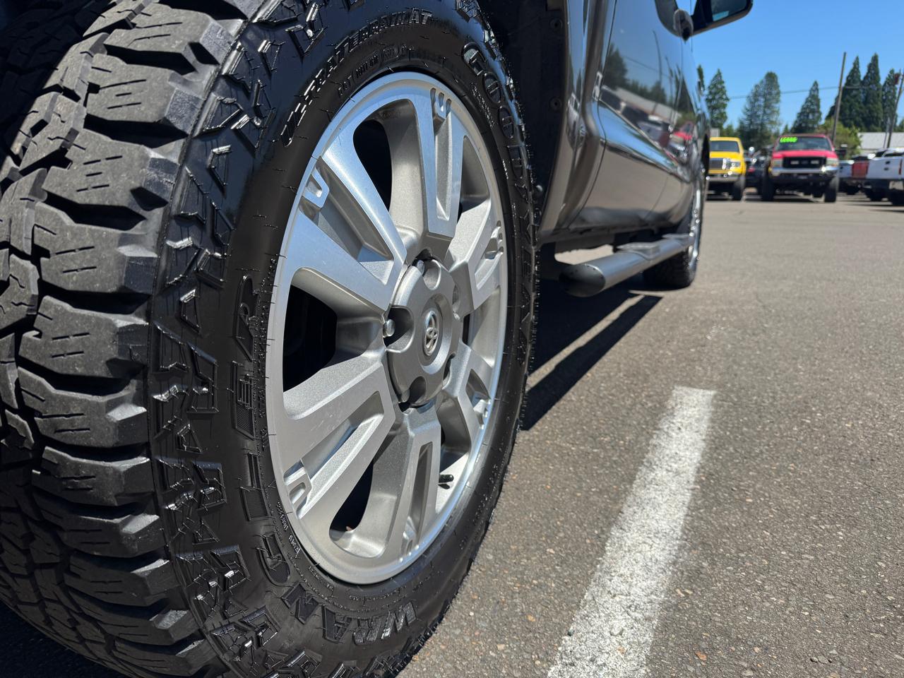 Toyota Tundra Tundra-Grade CrewMax 5.7L FFV 4WD 2010