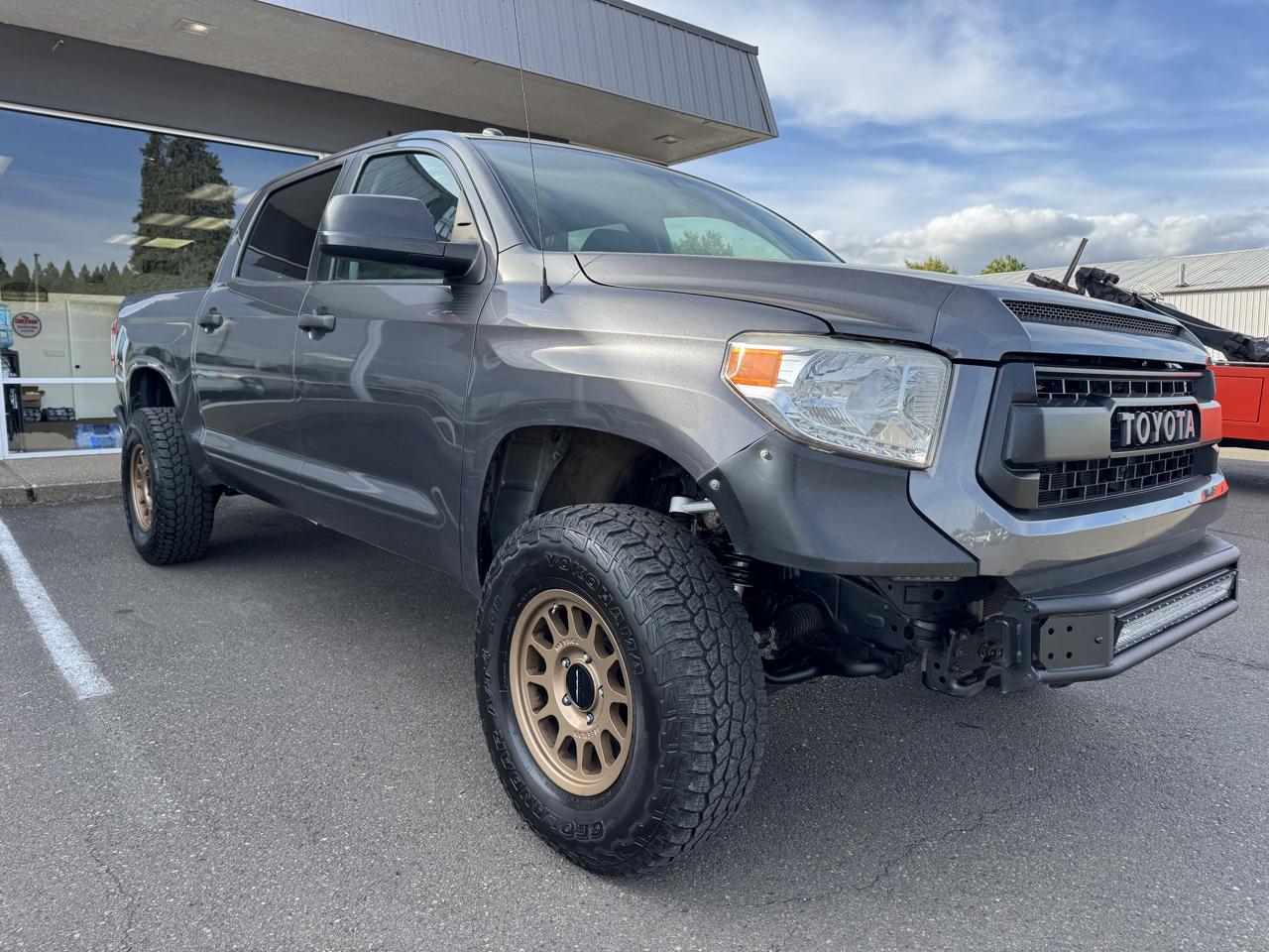 Toyota Tundra SR5 5.7L V8 CrewMax 4WD 2017