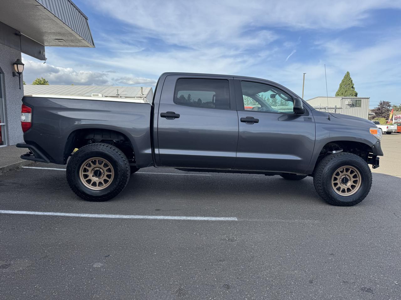 Toyota Tundra SR5 5.7L V8 CrewMax 4WD 2017