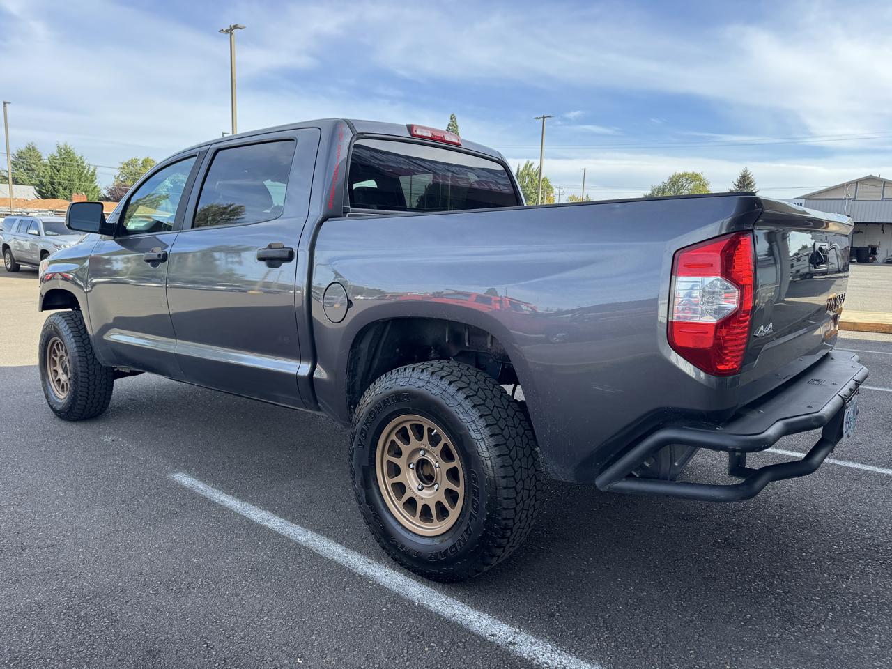 Toyota Tundra SR5 5.7L V8 CrewMax 4WD 2017