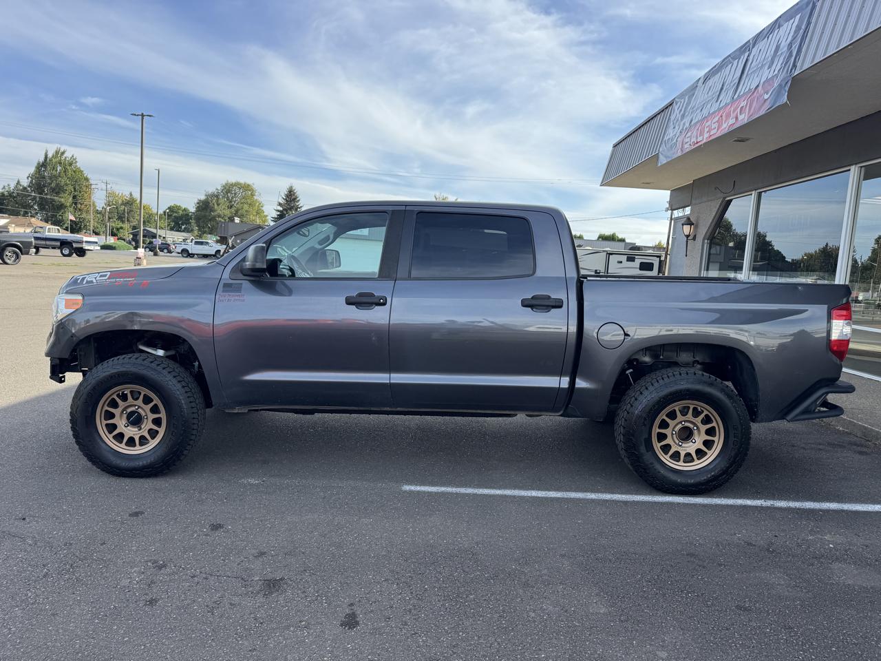 Toyota Tundra SR5 5.7L V8 CrewMax 4WD 2017