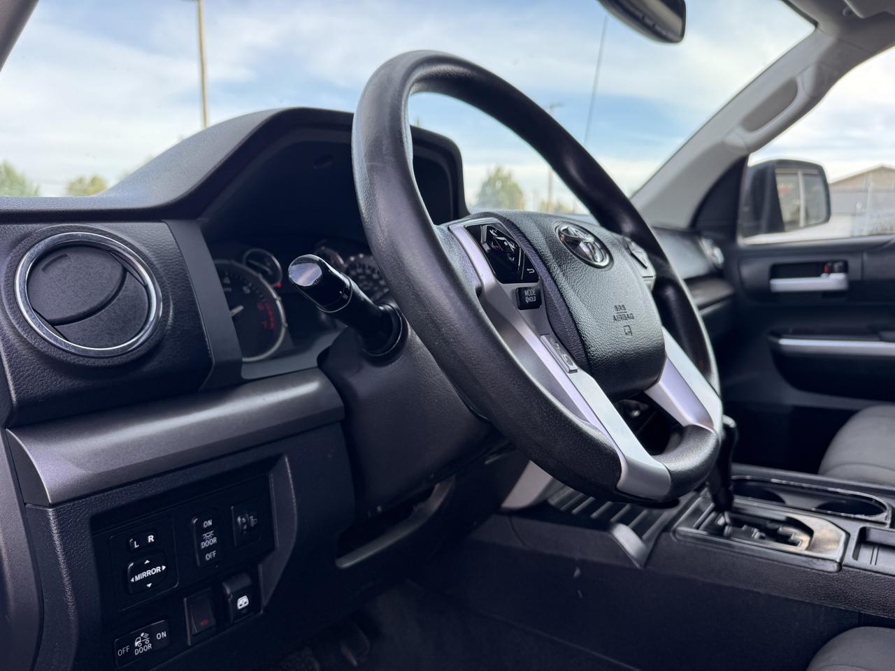 Toyota Tundra SR5 5.7L V8 CrewMax 4WD 2017