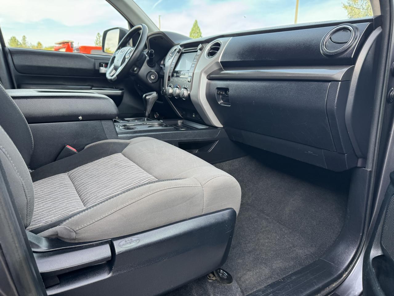 Toyota Tundra SR5 5.7L V8 CrewMax 4WD 2017